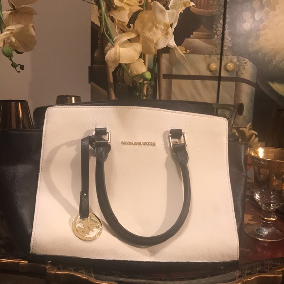 Michael Kors Handbags - 🎶🎶🎶 Classic Bag 🎶🎶🎶🎶